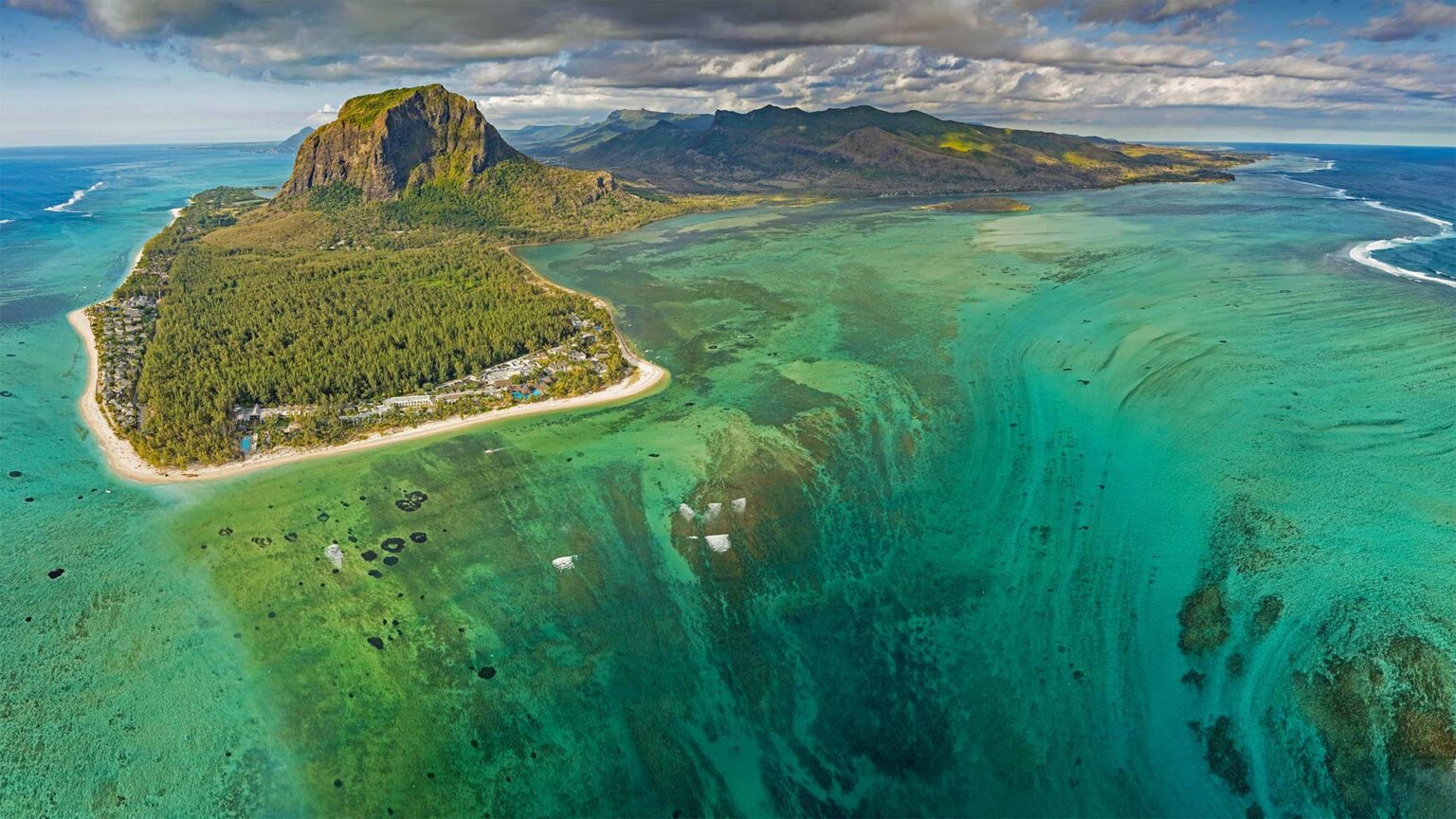 5 Things You Should Know About Le Morne - Et Takes Off